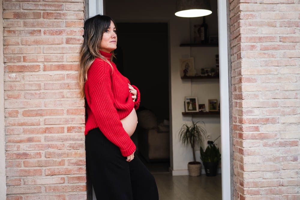 Sesión de fotos de embarazada en casa en Valencia