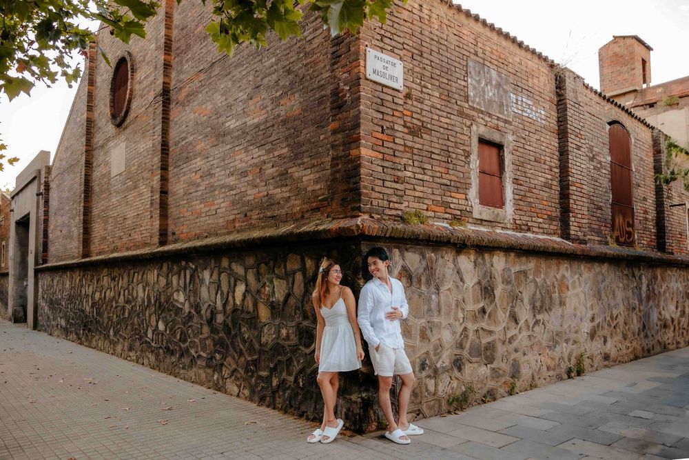 Morning light couple photos Barcelona
