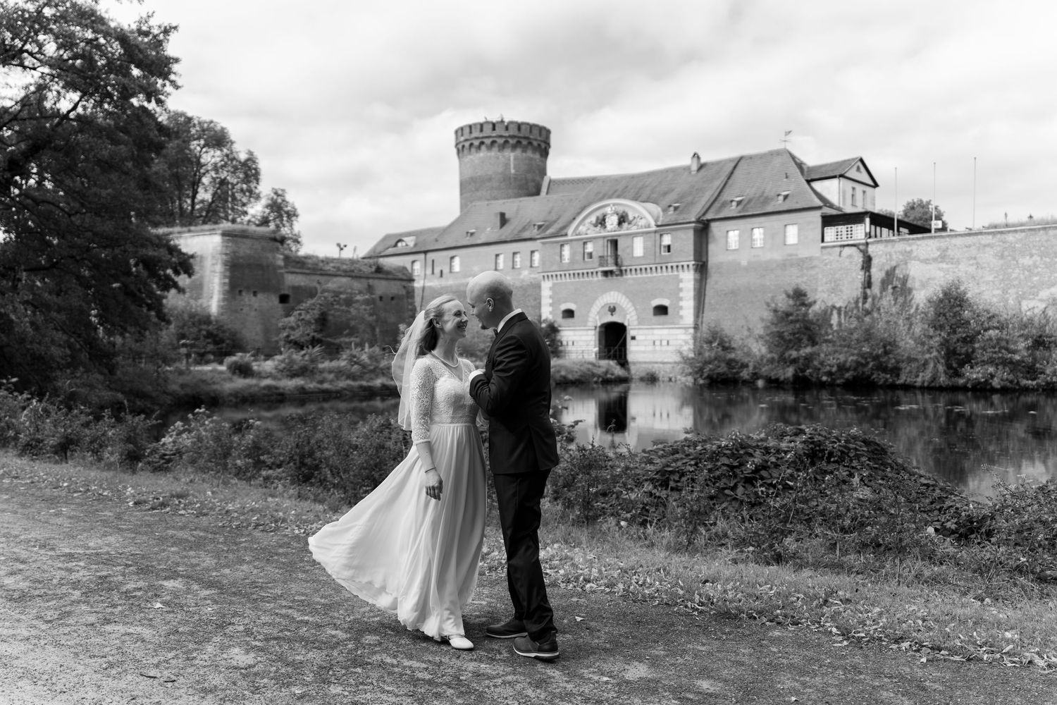 Brautpaar am Schloss Köpenick in Berlin