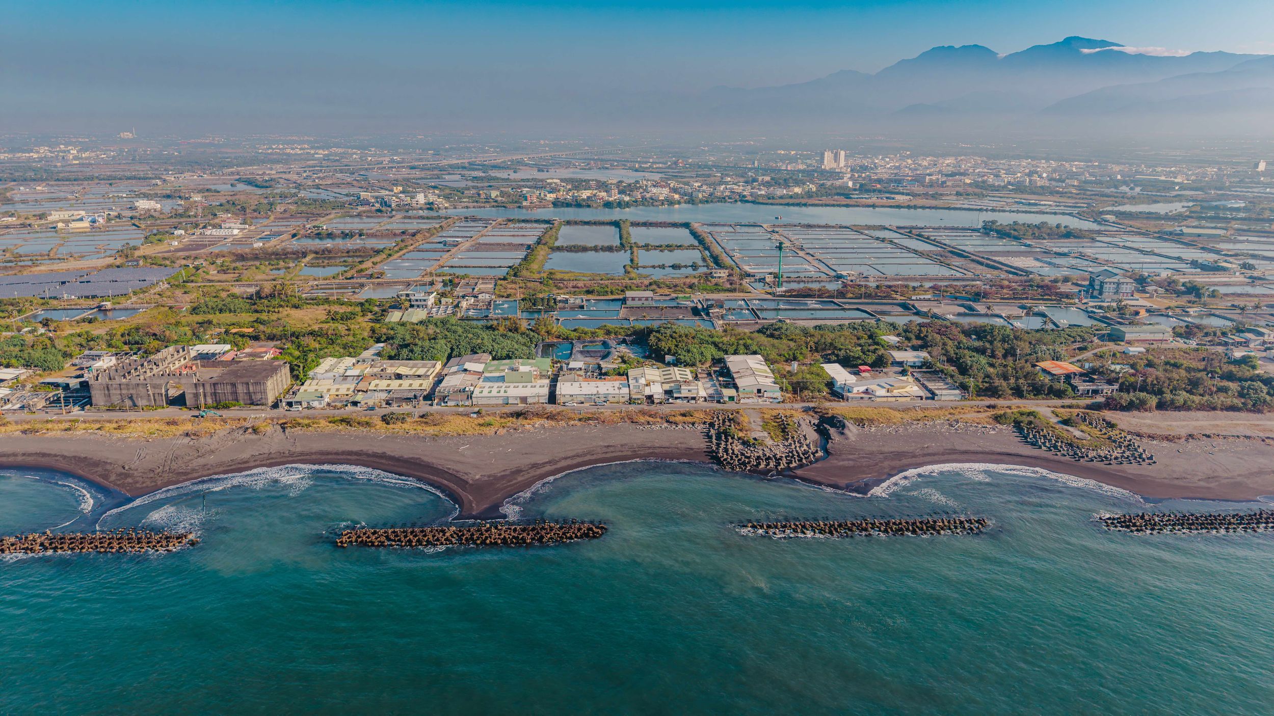 屏東漁業漁場空拍紀錄，以高空視角完整呈現漁場養殖池、土地紋理與周邊自然環境。透過空拍攝影捕捉整齊排列的魚塭、水面光影與屏東特有的遼闊景觀，呈現漁業養殖產業與土地之間的關係。適合漁場形象紀錄、產業介紹、品牌宣傳與商業影像使用。