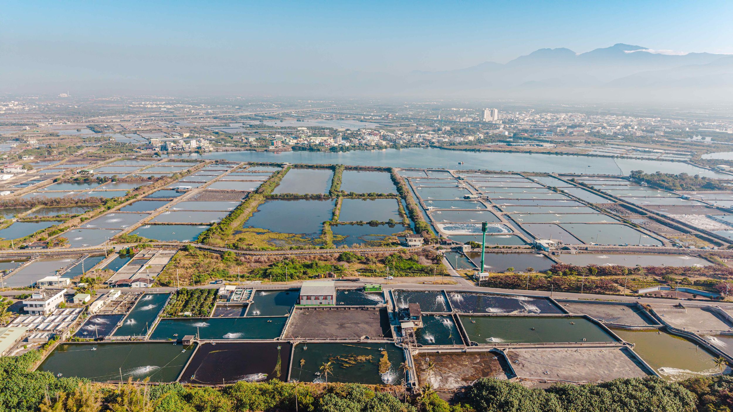 屏東漁業漁場空拍紀錄，以高空視角完整呈現漁場養殖池、土地紋理與周邊自然環境。透過空拍攝影捕捉整齊排列的魚塭、水面光影與屏東特有的遼闊景觀，呈現漁業養殖產業與土地之間的關係。適合漁場形象紀錄、產業介紹、品牌宣傳與商業影像使用。