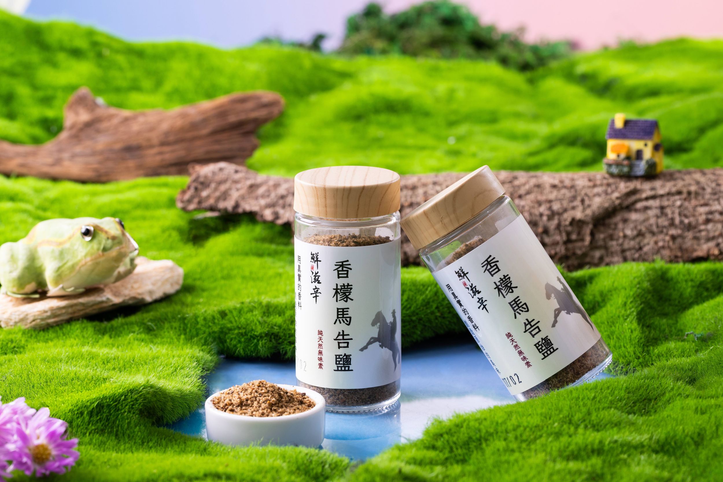屏東永續好屏友專案商品攝影，20個青年品牌產品形象照，拍攝用於LINE禮物平台上架，統一視覺規格與構圖比例，呈現專業電商主圖質感，強化品牌辨識度與銷售轉換力。影像不只是記錄，而是品牌走向市場的重要橋梁。透過本次合作，我們看見在地創業者的能量，也相信專業影像能成為支持品牌長期成長。