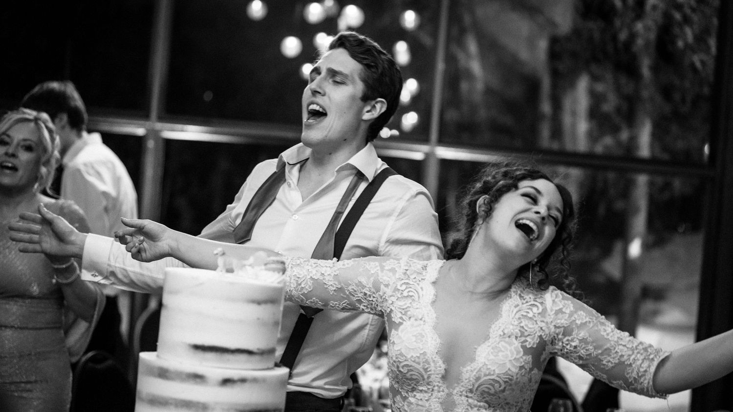 Photographe Québécois capturant l’essence de l’amour en Estrie, dans un style éditorial. Meilleur Photographe de mariage de luxe.