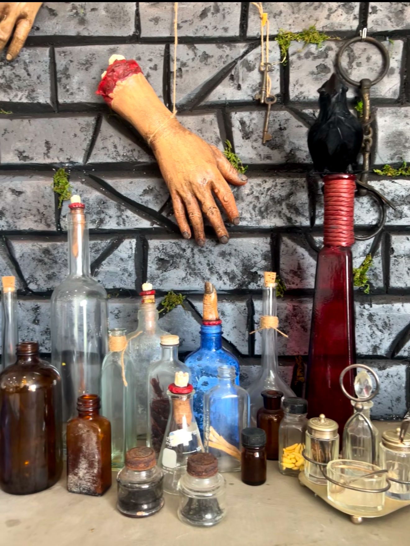 props for party, art pieces horror ghost.