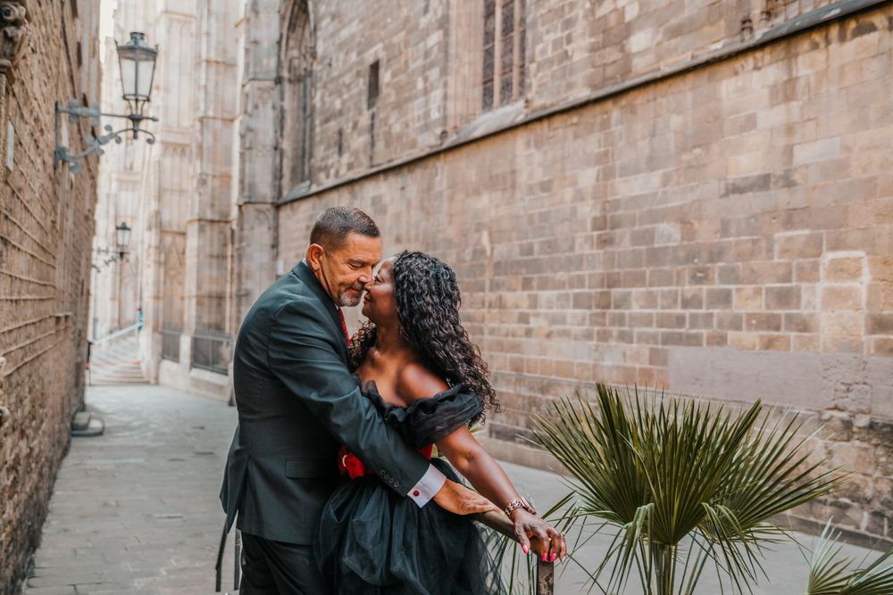 Intimate anniversary shoot in medieval Barcelona passageway