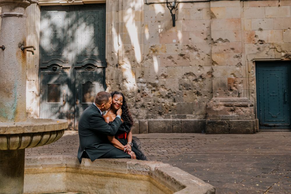 Joyful candid of the couple dancing in El Gòtic
