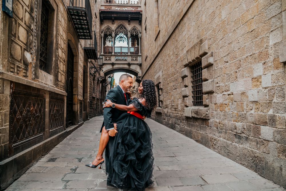 Anniversary photos near Santa Maria del Mar