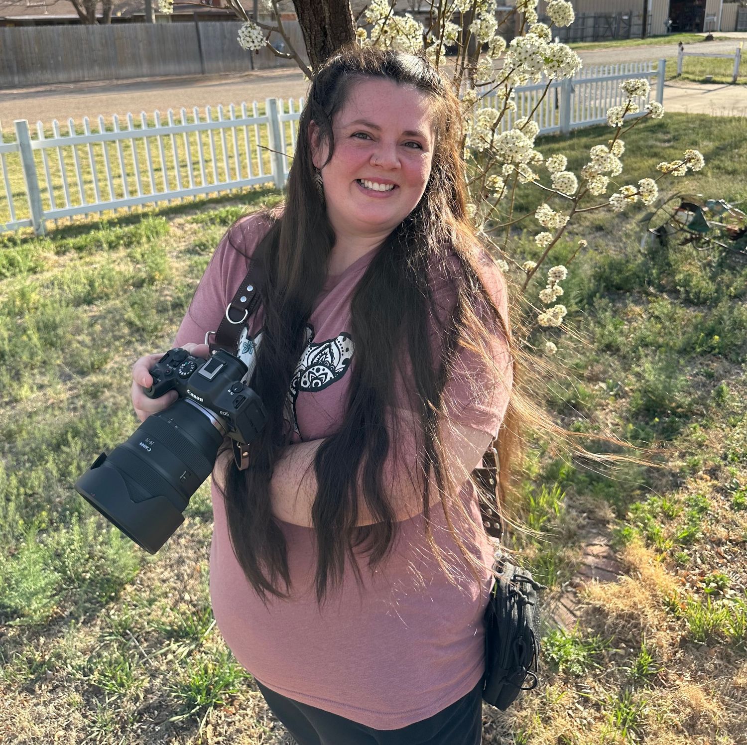 A beautiful curvy woman poses with her canon 6 mark 2 and 28-70 f2 lens in Tulia, Tx