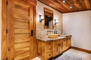 Real Estate Image luxury bathroom
