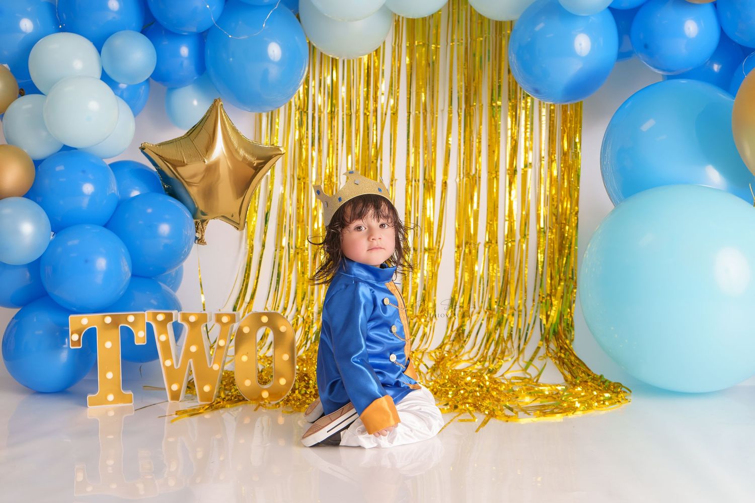prince smash cake theme sesion cake smash de principe con corona colores azul y dorado