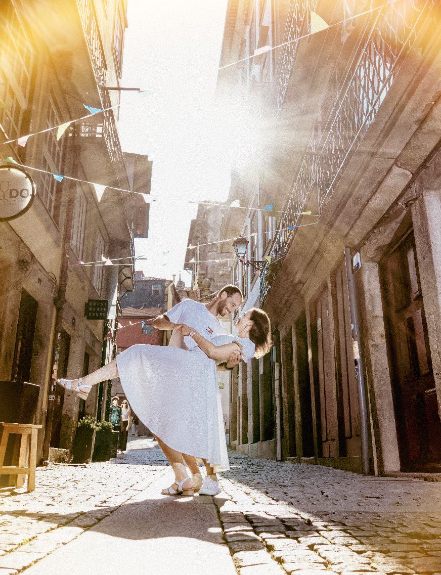 Sessão fotográfica com noivos, nas ruas antigas da cidade do Porto, no fim da tarde.