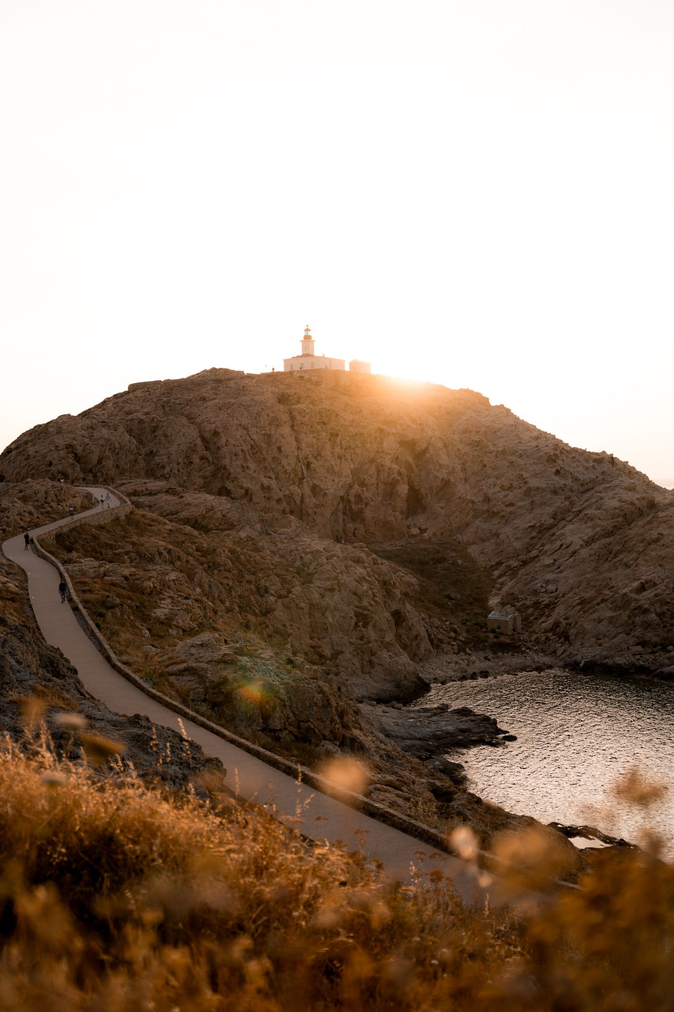 phare de la pietra au coucher de soleil à l'île-roussse