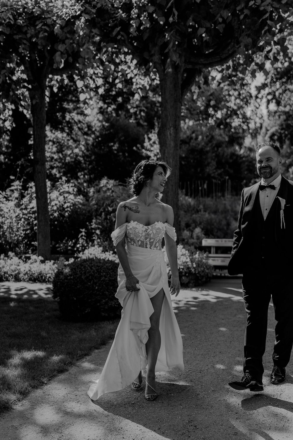 Ein Brautpaar, das in Berlin heiratet. Die Hochzeitsfotografin hat das Bild in einem editorial  zeitlos authentischen Stil fotografiert.