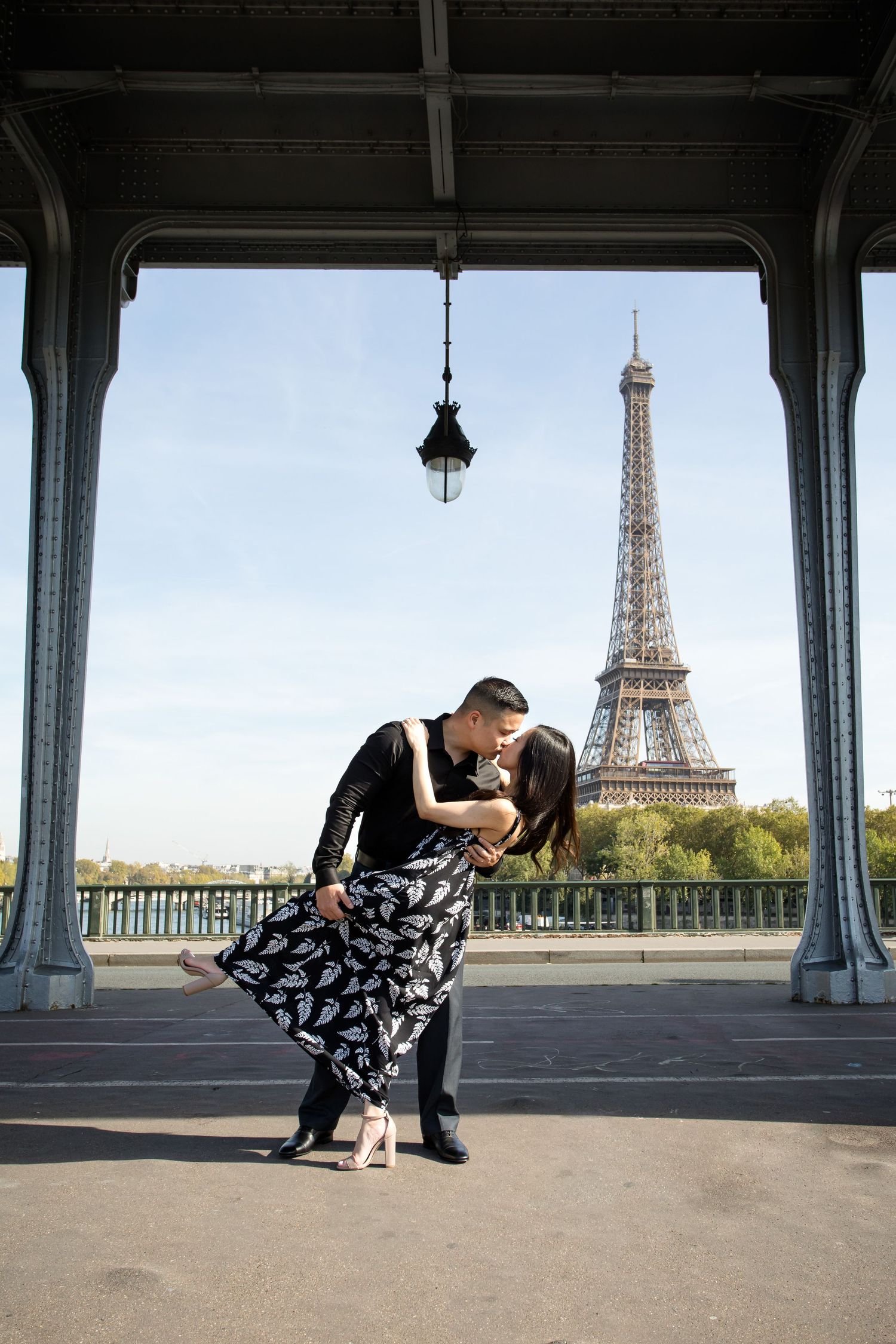 Emotional marriage proposal at Trocadéro Garden with Julien LB Photography Paris.