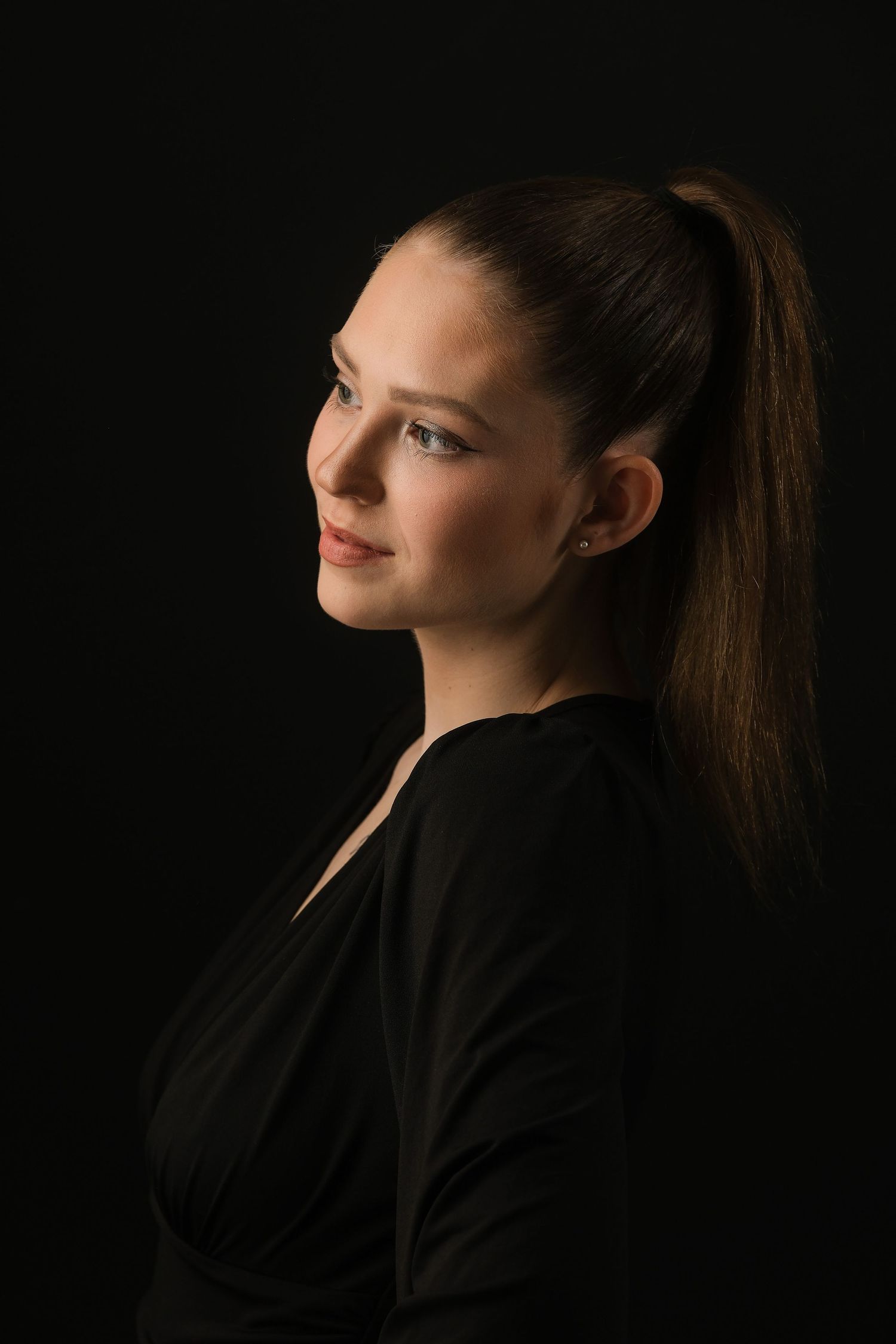 Profesionalni umetniški portret v studiu Foto Colarič v Brestanici – elegantna portretna fotografija na temnem ozadju.