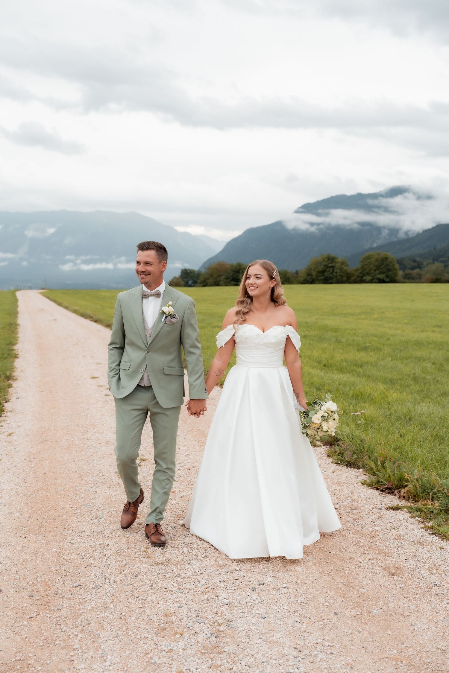 Braut und Bräutigam lehnen die Stirn aneinander unter dem Schleier – intime Hochzeitsfotografie im Chiemgau
