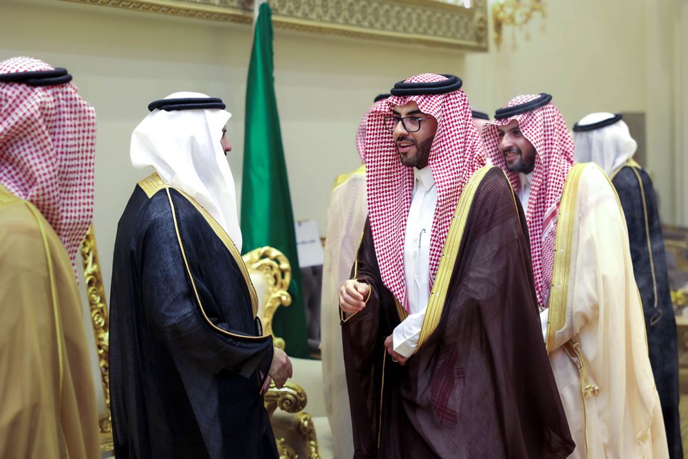 صورة تُظهر لحظة استقبال الضيوف في حفل الزفاف بالرياض، حيث يقف العريس والعائلة في استقبال الحضور بابتسامات ودية.