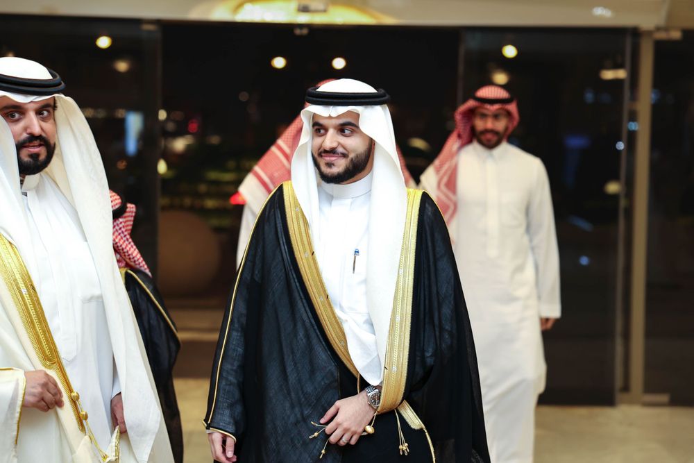 لحظة دخول العريس إلى قاعة الزفاف في الرياض، يظهر في الصورة وهو يسير بثقة وأناقة.