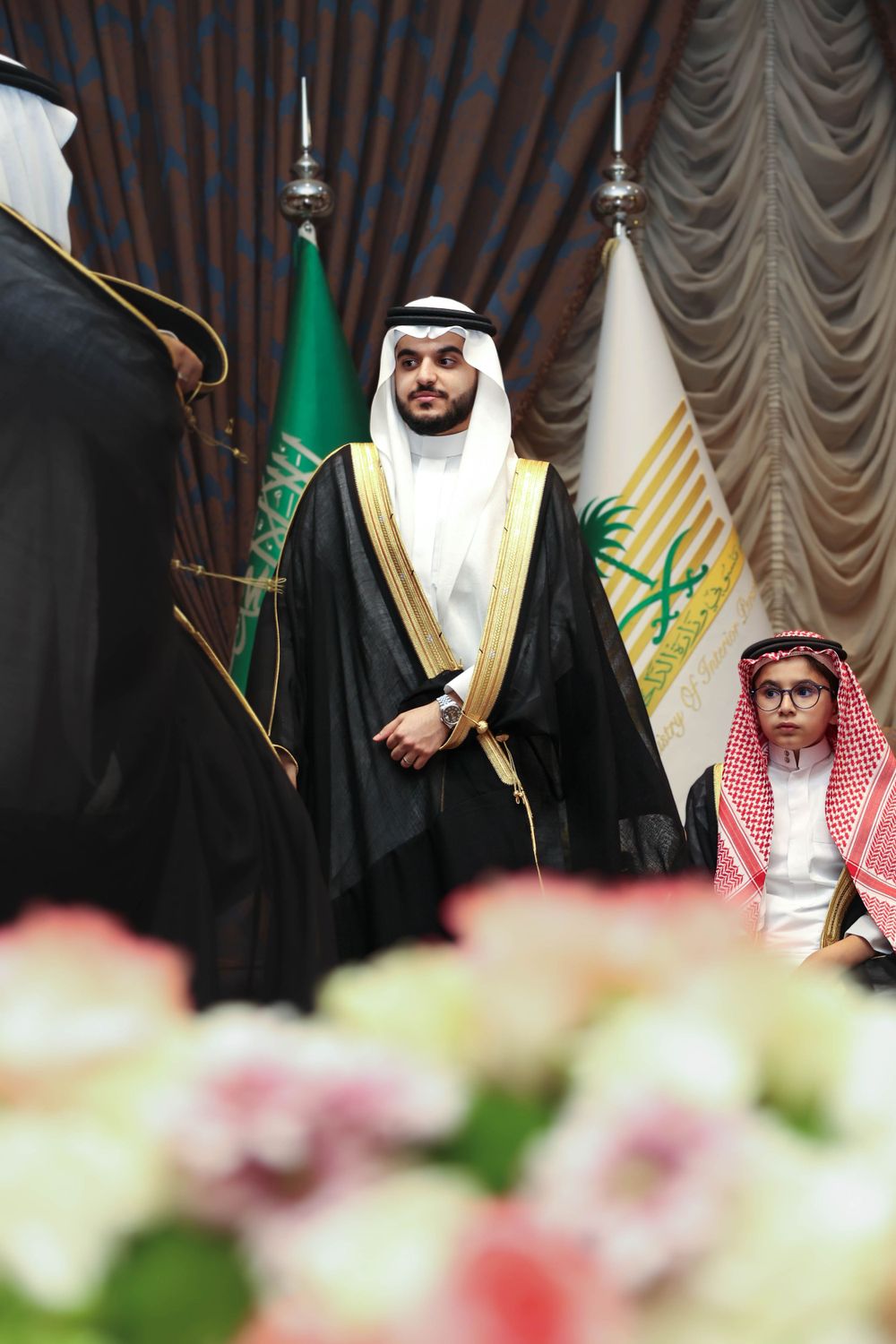 التقاطة احترافية للعريس تعكس أناقته الشخصية من على المنصة.