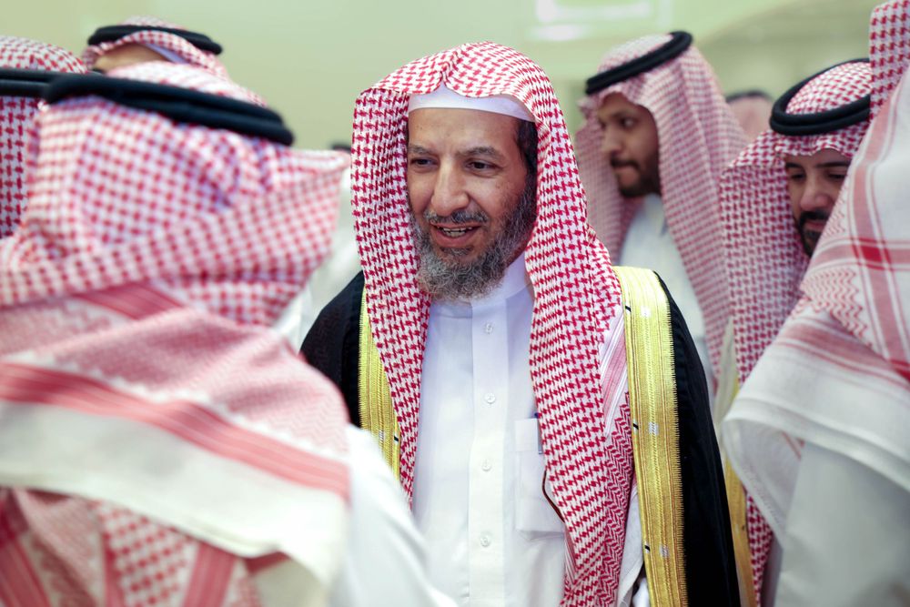 يظهر أحد الضيوف البارزين الشيخ سعد الشثري المستشار في الديوان الملكي وعضو هيئة كبار العلماء وهو يلقي السلام والتحية.