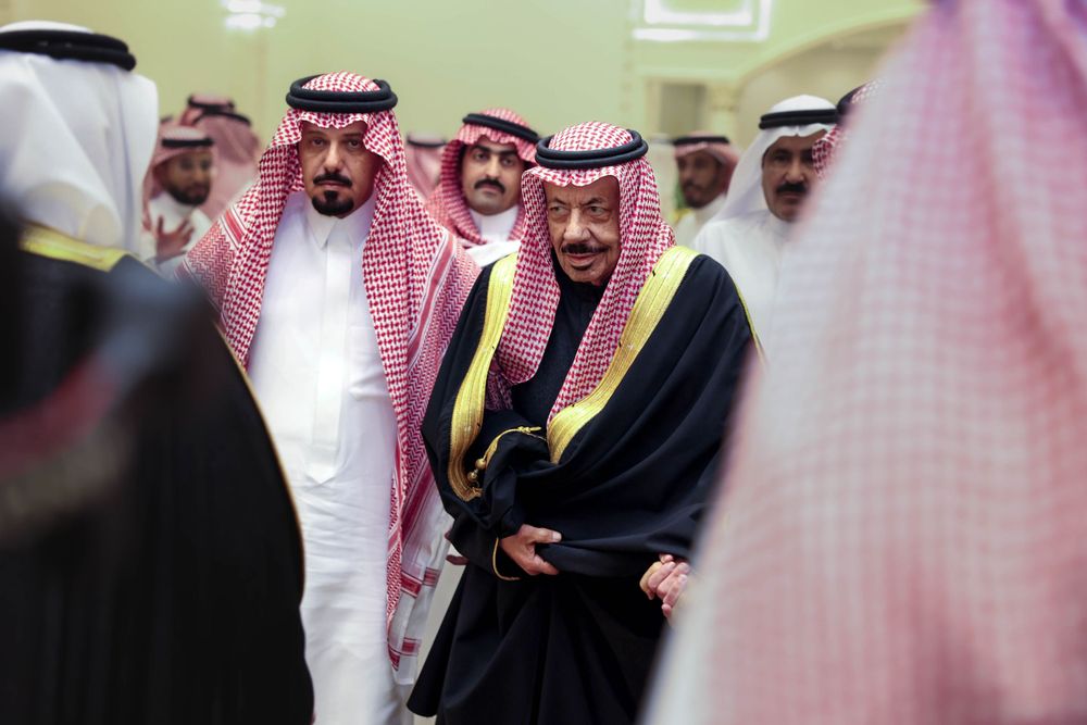 صورة تُظهر لحظة استقبال أحد الضيوف بالبارزين في حفل الزفاف بالرياض، حيث يقف العريس والعائلة في استقباله.