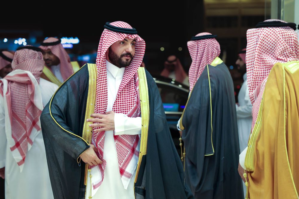 لحظة استقبال الضيوف في حفل الزفاف بالرياض، حيث يقف عائلة العريس في استقبال الحضور بابتسامات ودية.
