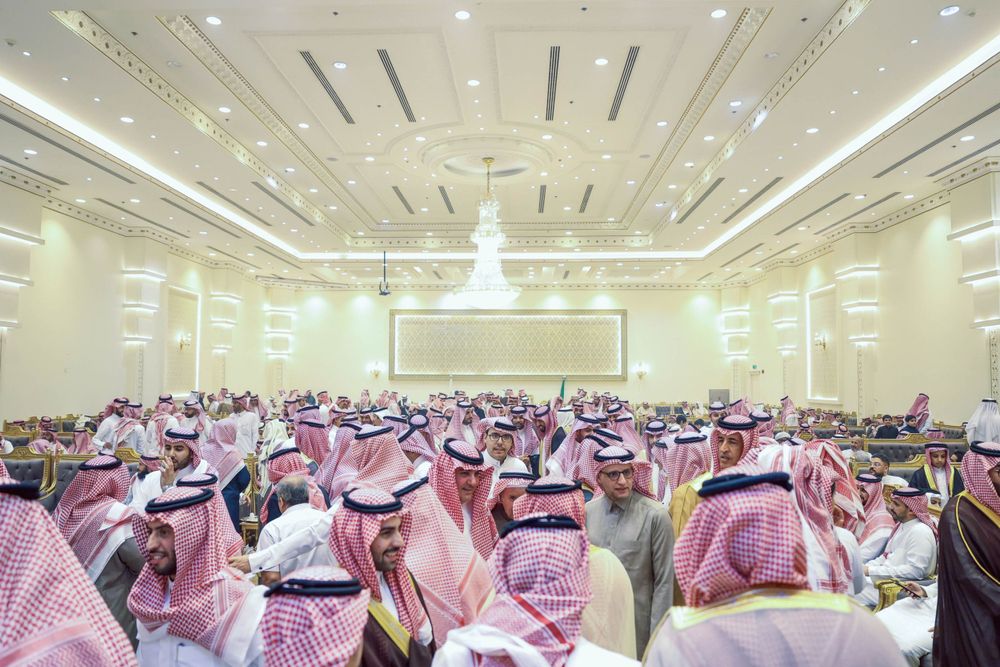 صورة تُظهر حجم الحضور الكبير من الضيوف في حفل الزفاف بالرياض. الفرح يملأ المكان