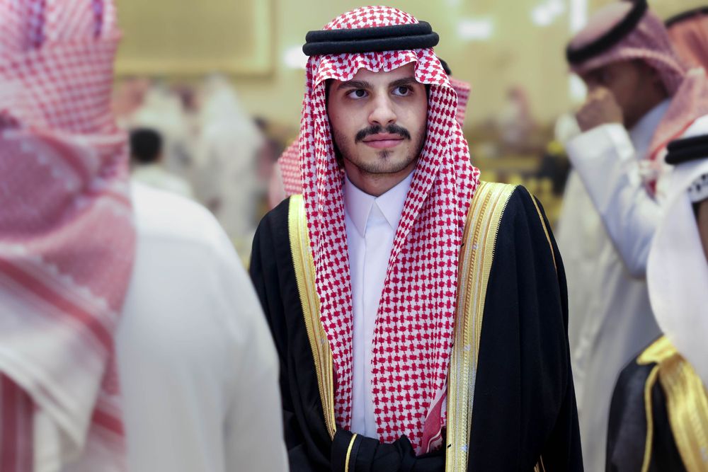 حفل الزفاف بأناقة أحد المتواجدين في القاعة