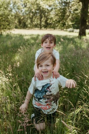 Melissa Stuer Photography Moederschapsfotograaf Moerbeke Oost-Vlaanderen kinderfotograaf twee broers spelend in de natuur