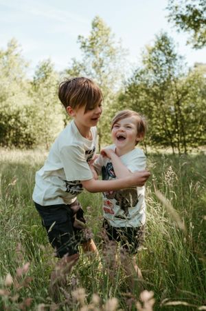 Melissa Stuer Photography Moederschapsfotograaf Moerbeke Oost-Vlaanderen kinderfotograaf twee broers spelend in de natuur