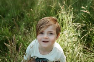 Melissa Stuer Photography Moederschapsfotograaf Moerbeke Oost-Vlaanderen kinderfotograaf portret zoon jongen buiten natuur