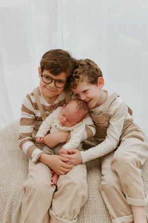 Melissa Stuer Photography Moederschapsfotograaf Moerbeke Oost-Vlaanderen drie broers baby newborn kinderfotografie knuffel
