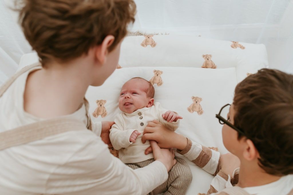Melissa Stuer Photography Moederschapsfotograaf Moerbeke Oost-Vlaanderen drie broers baby newborn kinderfotografie knuffel