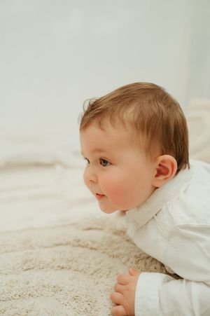 Melissa Stuer Photography Moederschapsfotograaf Moerbeke Oost-Vlaanderen kinderen baby liggend op buik  sitter session jongen