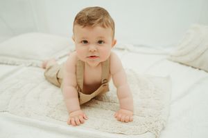 Melissa Stuer Photography Moederschapsfotograaf Moerbeke Oost-Vlaanderen kinderen baby liggend op buik  sitter session jongen