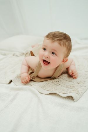 Melissa Stuer Photography Moederschapsfotograaf Moerbeke Oost-Vlaanderen kinderen baby liggend op buik  sitter session jongen
