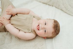 Melissa Stuer Photography Moederschapsfotograaf Moerbeke Oost-Vlaanderen kinderen baby liggend op rug lachend  sitter session jongen