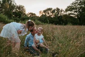 Melissa Stuer Photography Moederschapsfotograaf Moerbeke Oost-Vlaanderen kinderfotograaf broer en zussen buiten natuur golden hour