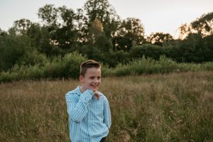 Melissa Stuer Photography Moederschapsfotograaf Moerbeke Oost-Vlaanderen kinderfotograaf portret dochter jongen buiten natuur golden hour