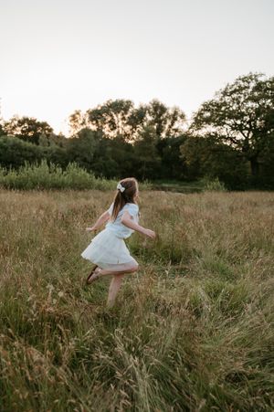 Melissa Stuer Photography Moederschapsfotograaf Moerbeke Oost-Vlaanderen kinderfotograaf portret dochter meisje buiten natuur golden hour