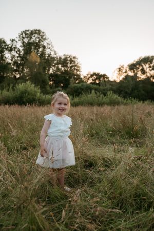 Melissa Stuer Photography Moederschapsfotograaf Moerbeke Oost-Vlaanderen kinderfotograaf portret dochter meisje buiten natuur golden hour