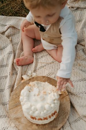 Melissa Stuer Photography Moederschapsfotograaf Moerbeke Oost-Vlaanderen kinderfotograaf jongen zonsopkomst cake smash eerste verjaardag