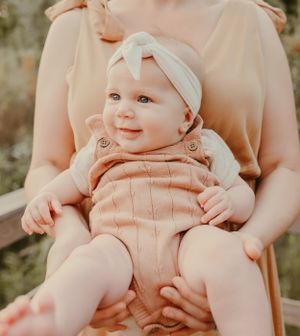 Melissa Stuer Photography Moederschapsfotograaf Moerbeke Oost-Vlaanderen dochter kind meisje lachend portret bij mama