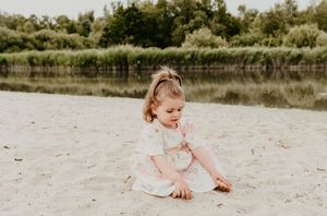 Melissa Stuer Photography Moederschapsfotograaf Moerbeke Oost-Vlaanderen dochter kind meisje spelend in zand aan water portret