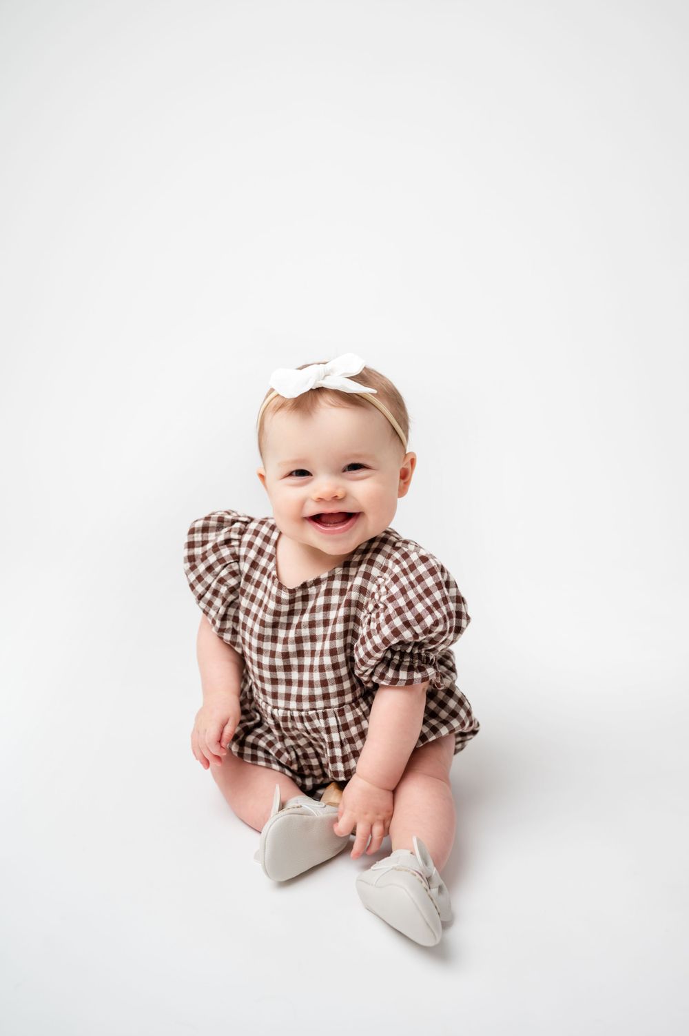 Milestone portrait of a joyful girl dressed in a cute outfit and smiling – Precious Twenty-One Photography