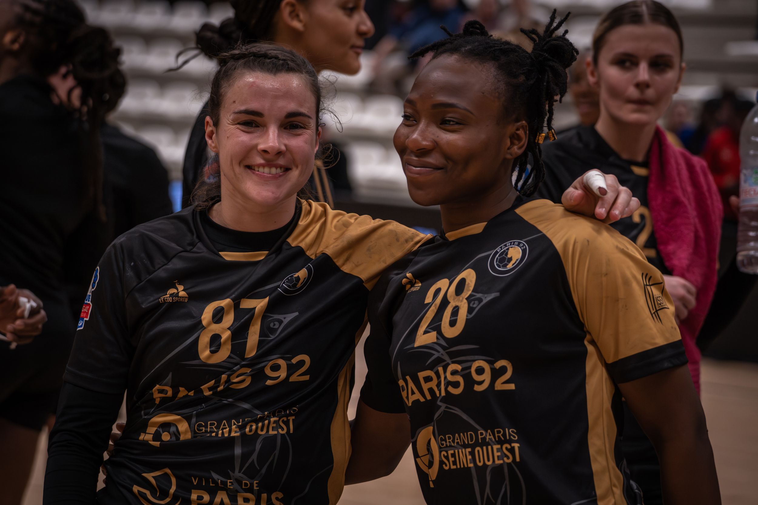 Photo de 2 joueuse du paris hand