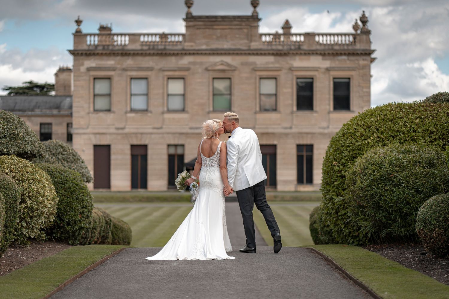 Elegant wedding portraits captured against the backdrop of a grand historic mansion.