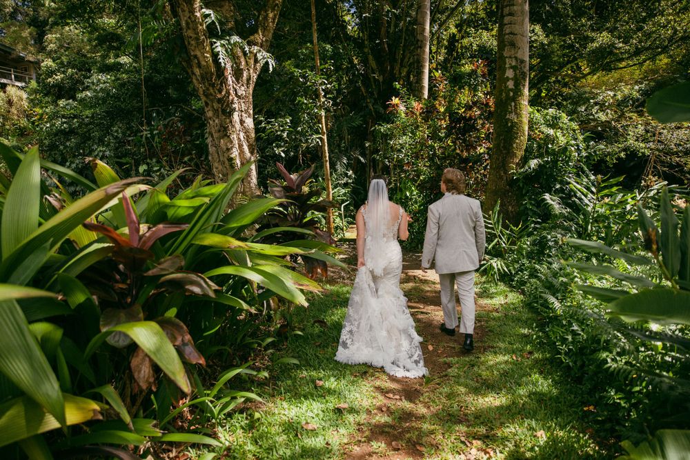 Wedding couple eloping in Hawaii