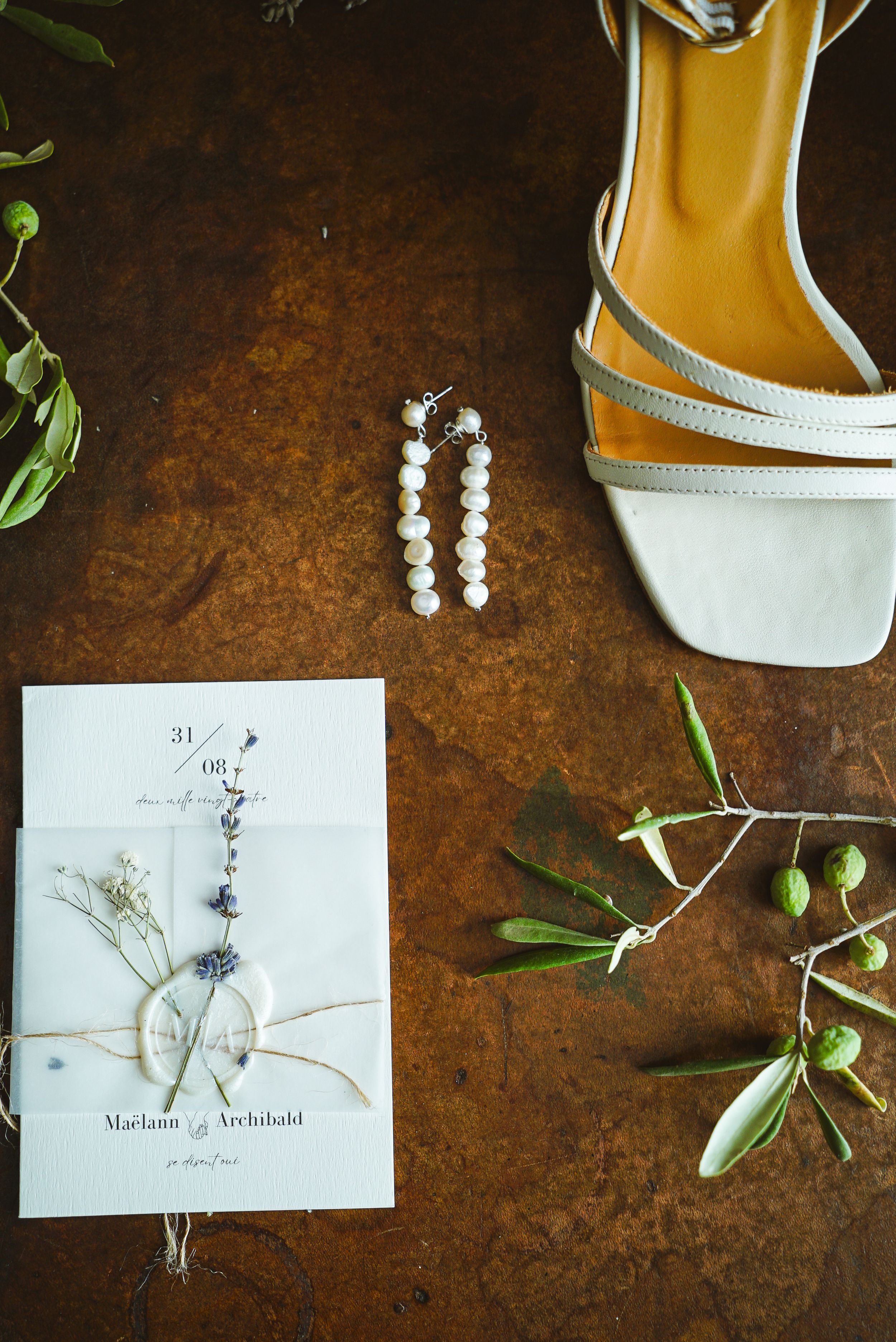 Photo du mariage de Maëlanne et Archibald, accessoires de la mariée. Mariage à Saint Remy-de-Provence. Photographe Chloé Cabanes