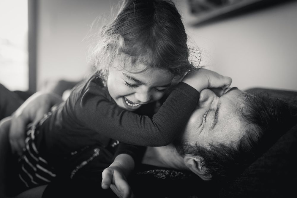 Moment de complicité père fille durant une séance photo lifestyle famille en Dordogne